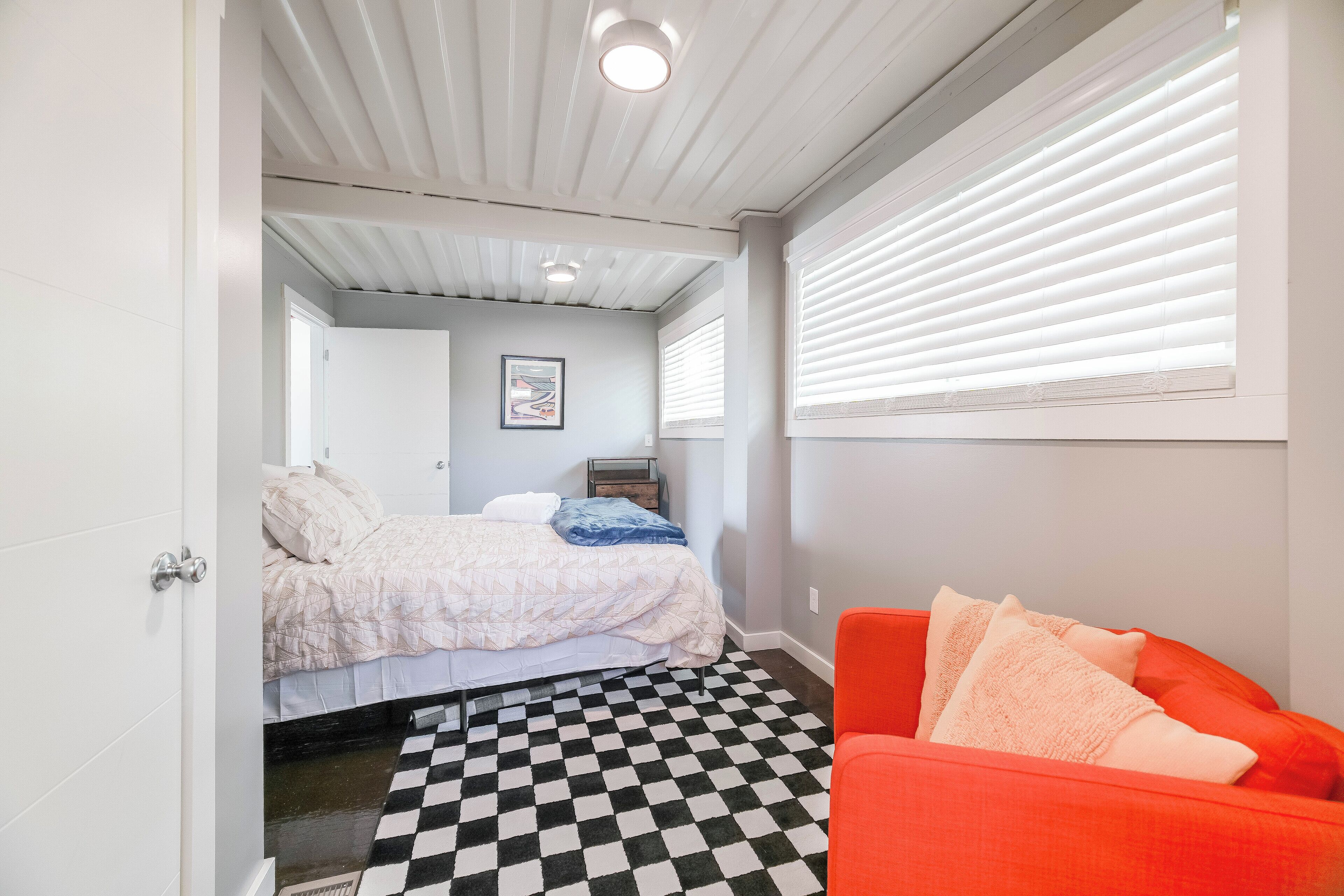 2 habitaciones, escritorio y tabla de planchar con plancha 