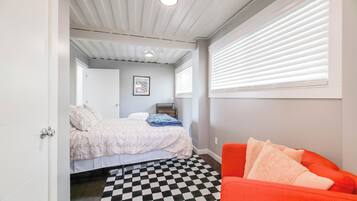 2 habitaciones, escritorio y tabla de planchar con plancha