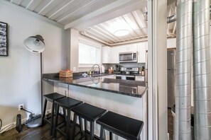 Fridge, microwave, oven, stovetop - Shipping Container/Marysville-Dublin/golf/pets ok (Marysville)