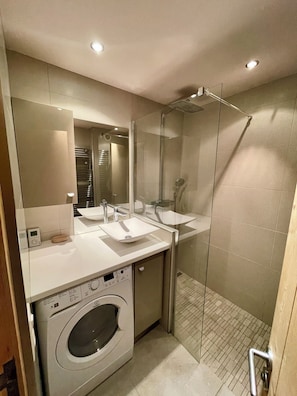 Douche, sèche-cheveux, serviettes fournies, savon