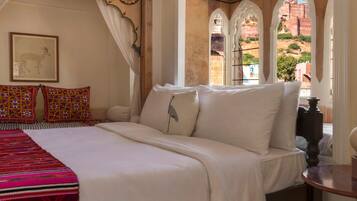 Espacio para trabajar con laptop, wifi gratis y ropa de cama