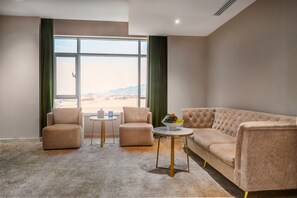 Suite Deluxe | Zona de estar | Televisión de pantalla plana de 42 cm con canales por satélite