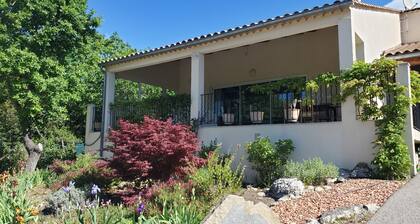 Maison confortable au calme, avec grande terrasse couverte au sud, belle vue.
