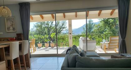 Maison moderne au calme, avec jardin et terrasse couverte, vue panoramique.