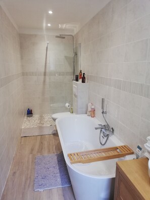 Een douche, een haardroger, zeep