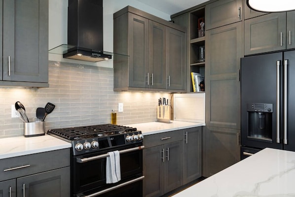 Geladeira, micro-ondas, fogão, cooktop