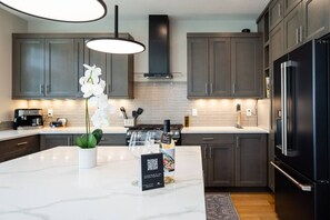 Réfrigérateur, four à micro-ondes, un four, surface de cuisson