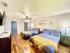 4 slaapkamers, een bureau, een strijkplank/strijkijzer, reisbedje