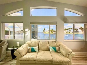 Fernseher, DVD-Player, Bücher