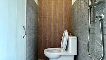 Douche, bidet, serviettes fournies, savon