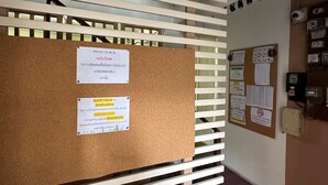 A corridor with a bulletin board and a wall-mounted notice board. - Pure Daily - ห้องพักรายวัน Small and Cozy Rooms for Rest (Mueng Samut Prakan,Theparak)