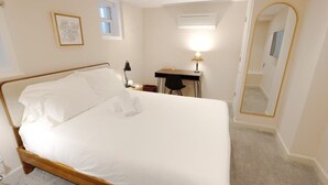 1 多间卧室、办公桌、熨斗/熨衣板、旅行婴儿床