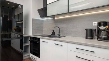 Kylskåp, ugn, spishäll och diskmaskin