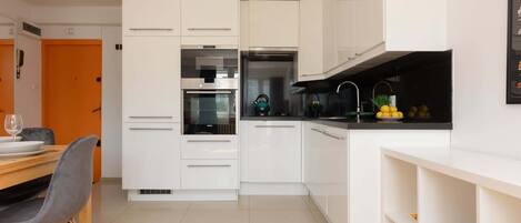 Réfrigérateur, micro-ondes, four, plaque de cuisson