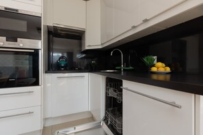 Kjøleskap, mikrobølgeovn, ovn og kokeplater