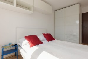 1 dormitorio, tabla de planchar con plancha, wifi y ropa de cama