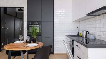 Fridge, oven, stovetop, dishwasher