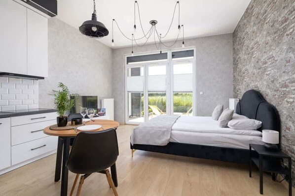 Iron/ironing board, WiFi, bed sheets