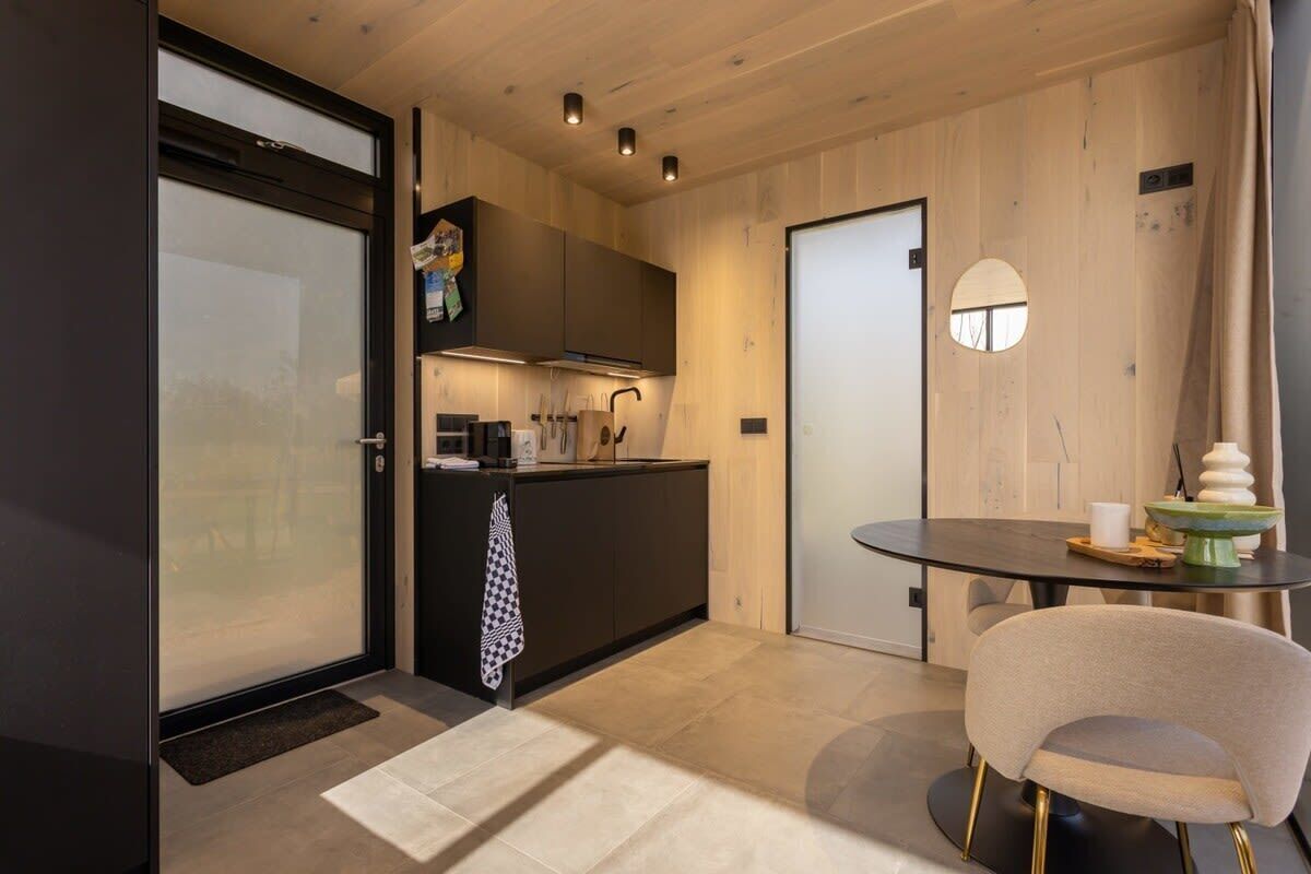 Een koelkast, een koffiezetapparaat/waterkoker