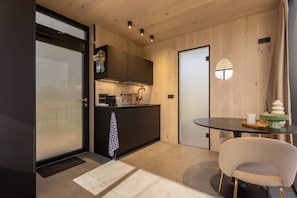 Kühlschrank, Wasserkocher mit Kaffee-/Teezubehör