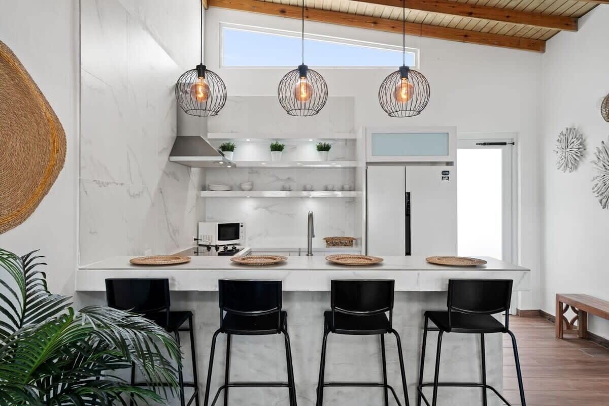 Refrigerador, microondas, parrilla de estufa y cafetera y tetera 