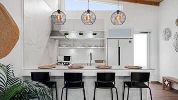 Refrigerador, microondas, parrilla de estufa y cafetera y tetera