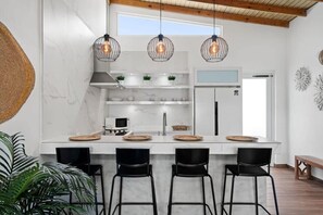 Kühlschrank, Mikrowelle, Herdplatte, Wasserkocher mit Kaffee-/Teezubehör