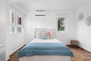 2 habitaciones, tabla de planchar con plancha, cuna de viaje y wifi 