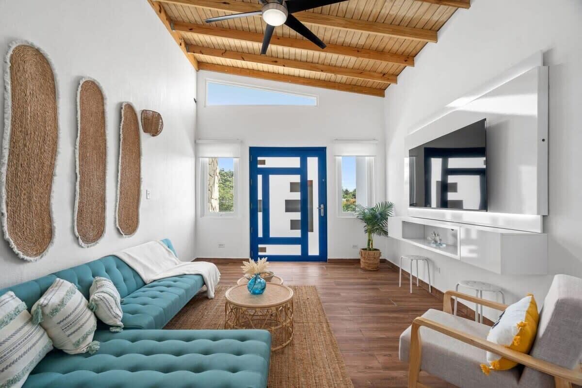 Televisión y oficina 