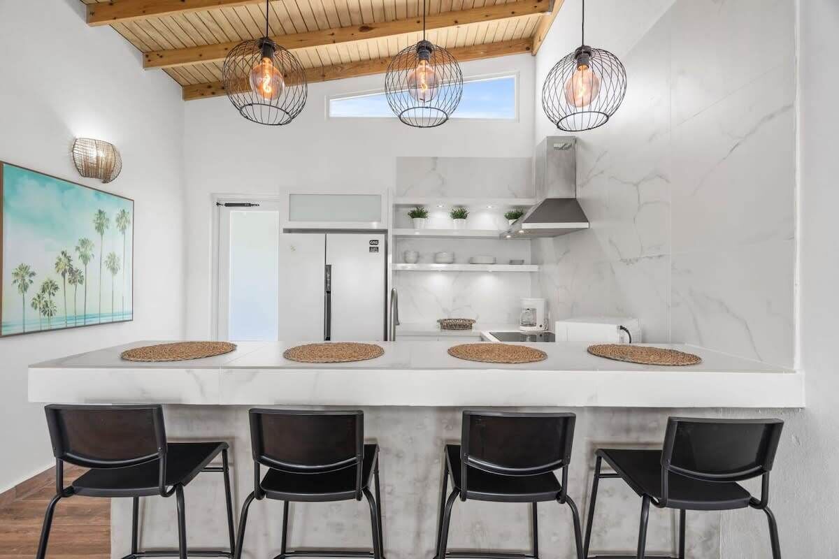 Refrigerador, microondas, parrilla de estufa y cafetera y tetera 