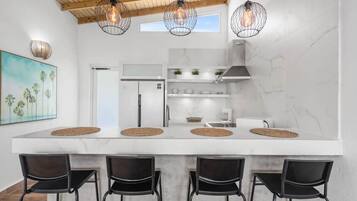 Refrigerador, microondas, parrilla de estufa y cafetera y tetera