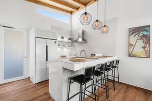 Réfrigérateur, four à micro-ondes, surface de cuisson, cafetière-théière