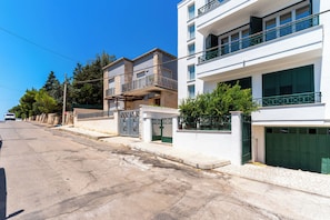 A residential building with multiple balconies, a gated entrance, and a paved driveway. - 3576 Appartamenti Panorama - PP by Barbarhouse (Nardò)