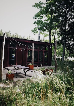 Outdoor dining - NorthShore, Modern Cabin 626 (Northport)