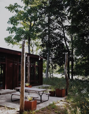 Outdoor dining - NorthShore, Modern Cabin 626 (Northport)