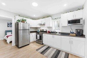 冷蔵庫、電子レンジ、オーブン、コンロ