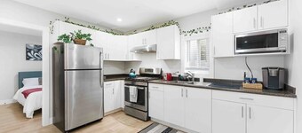 Lovely Coach House in Langley ~ Queen Beds ~ Pkg