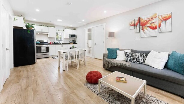 Un apartamento moderno con cocina, comedor y sala de estar.