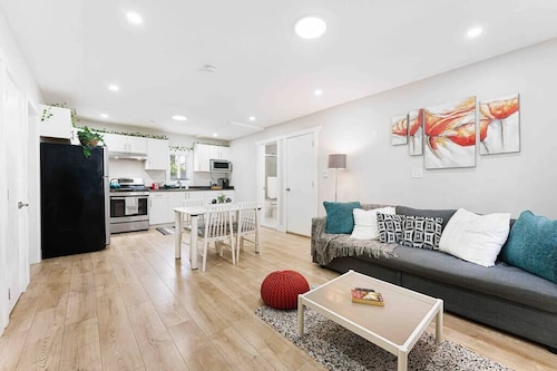 Langley Coach House | Queen Beds, Parking