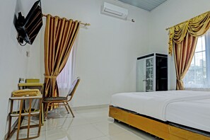 Desk, laptop workspace, free WiFi, bed sheets - OYO 92708 Hotel Mufasa Syariah (Pangkalpinang)