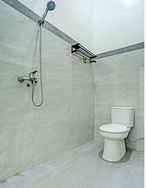 Deluxe Twin Room | Bathroom | Shower, towels