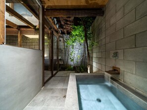 Casa tradicional, 3 quartos, cozinha, vista para o jardim | Banheiro | Secador de cabelo, chinelos, sabonete, shampoo