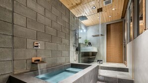 Nhà truyền thống, 3 phòng ngủ, bếp, quang cảnh vườn | Phòng tắm | Máy sấy tóc, dép đi trong nhà, xà phòng, dầu gội 
