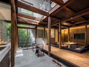 Casa tradicional, 3 quartos, cozinha, vista para o jardim | Área de estar | TV de tela plana