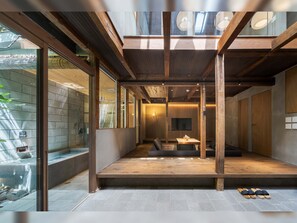 Casa tradicional, 3 habitaciones, cocina, vista al jardín | Área de sala de estar | Televisión de pantalla plana 