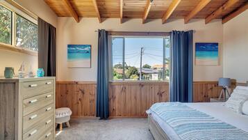 3 bedrooms, desk, iron/ironing board, travel cot