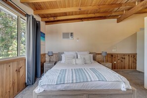 3 bedrooms, desk, iron/ironing board, travel crib - House with heated pool,  fireplace and ev charger (Gwandalan)