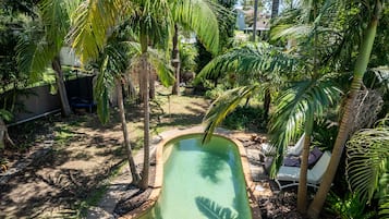 Una piscina al aire libre, una piscina climatizada