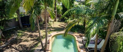Una piscina al aire libre, una piscina climatizada