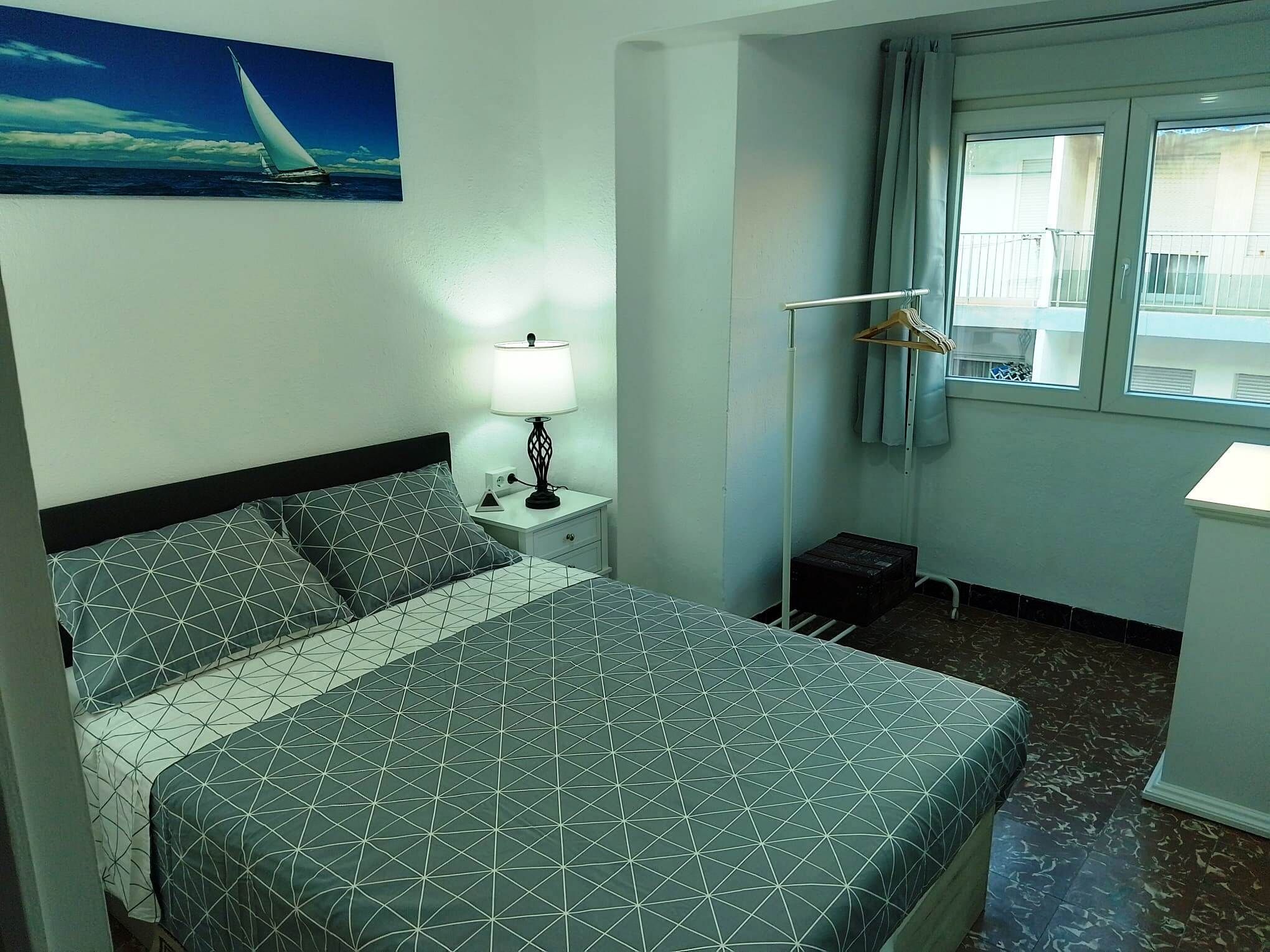 3 dormitorios, tabla de planchar con plancha, ropa de cama